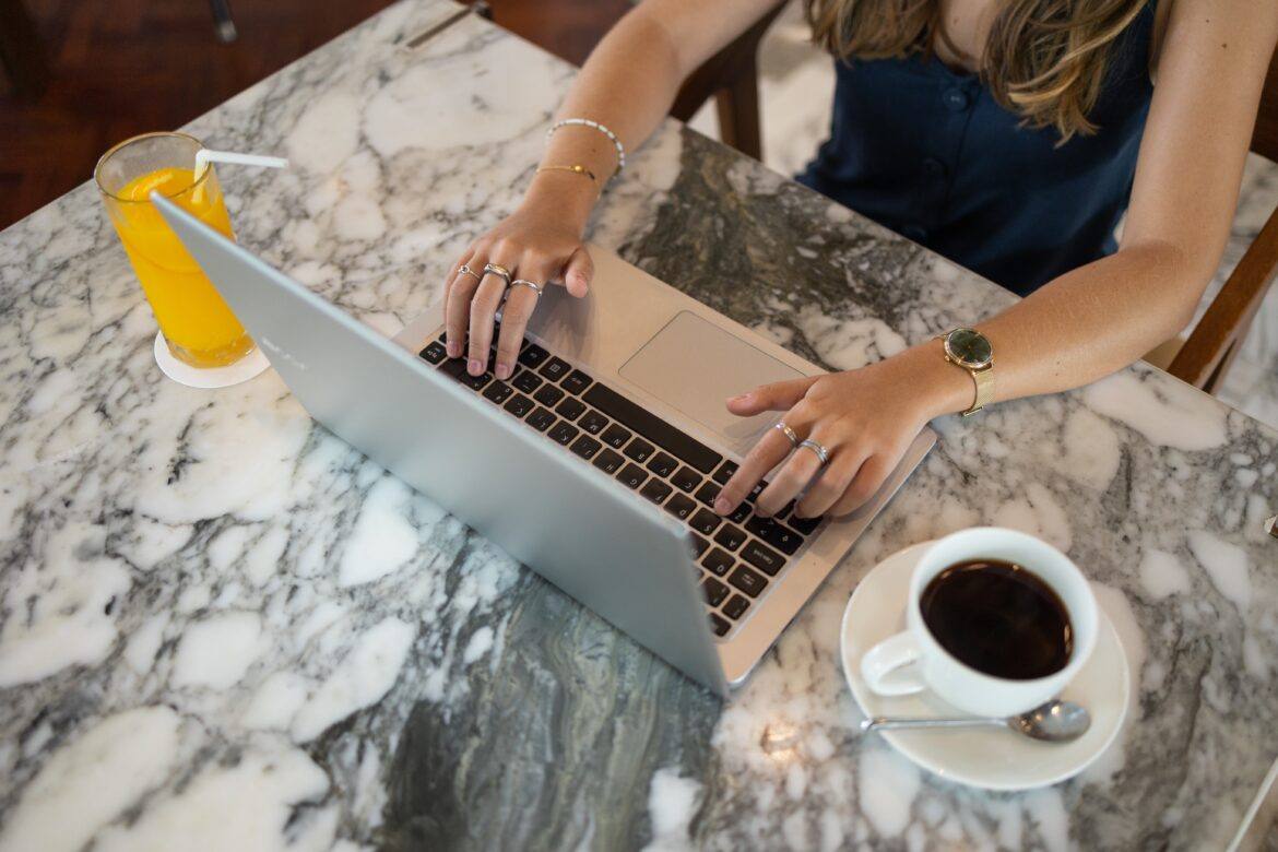 ling-app-o9ViSvYOxNM-unsplash woman sitting at a laptop