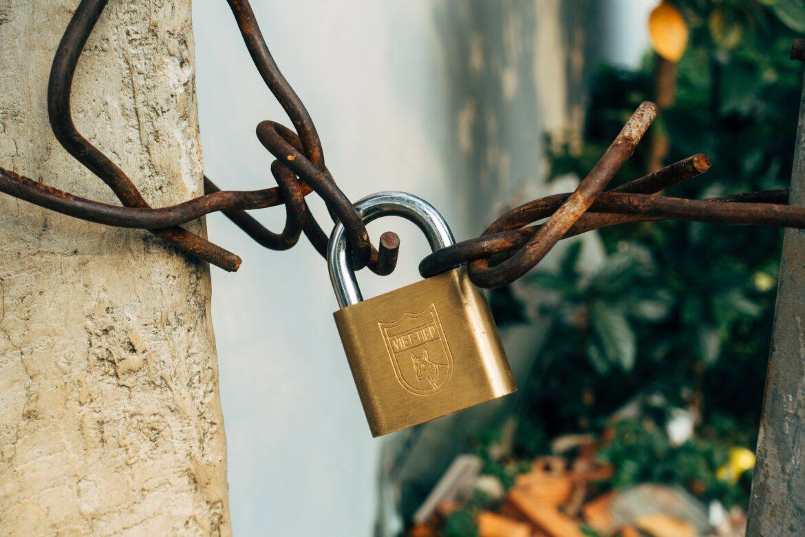 markus-winkler-OjSG0E_qcbo-unsplash padlock on chain