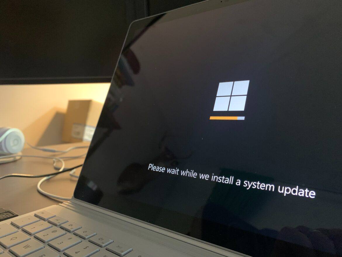 clint-patterson–jCY4oEMA3o-unsplash windows laptop showing system update status message