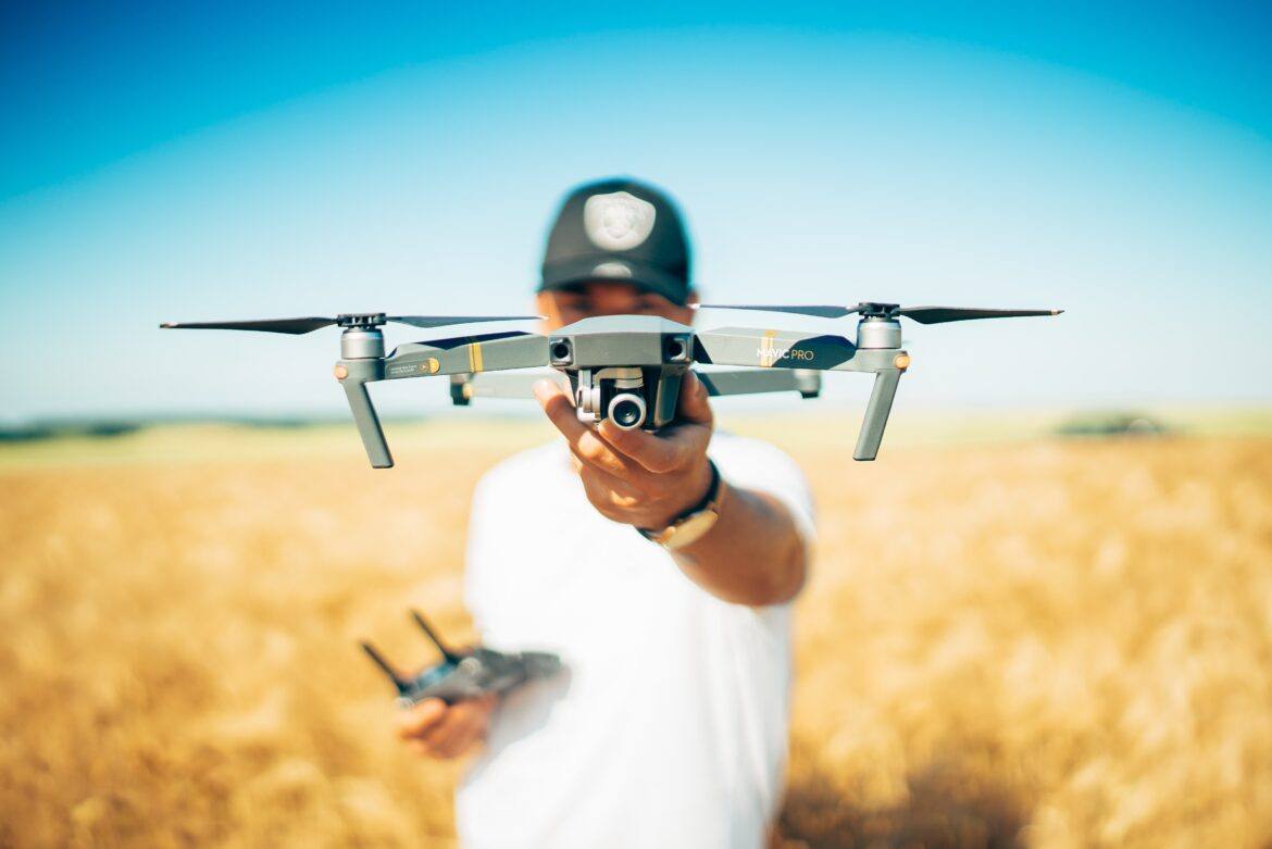 david-henrichs-72AYEEBJpz4-unsplash man with a drone