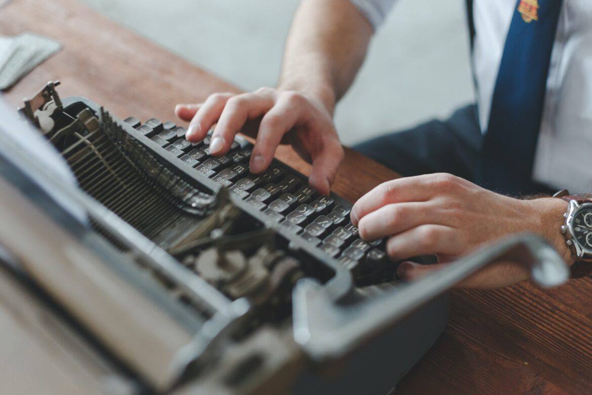 vlad-deep-WXFL7eANw4o-unsplash man at a typewriter