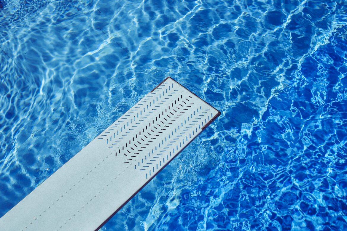 markus-spiske-FkkUuSDQ_KI-unsplash springboard over pool with sparkling blue water