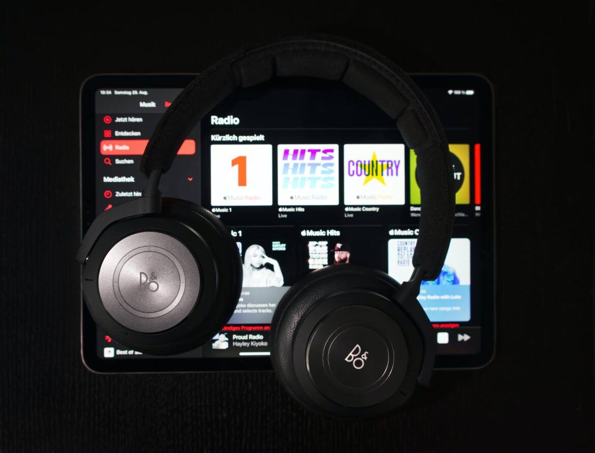 alexander-sinn-85Ki4n1dsZw-unsplash iPad with headphones