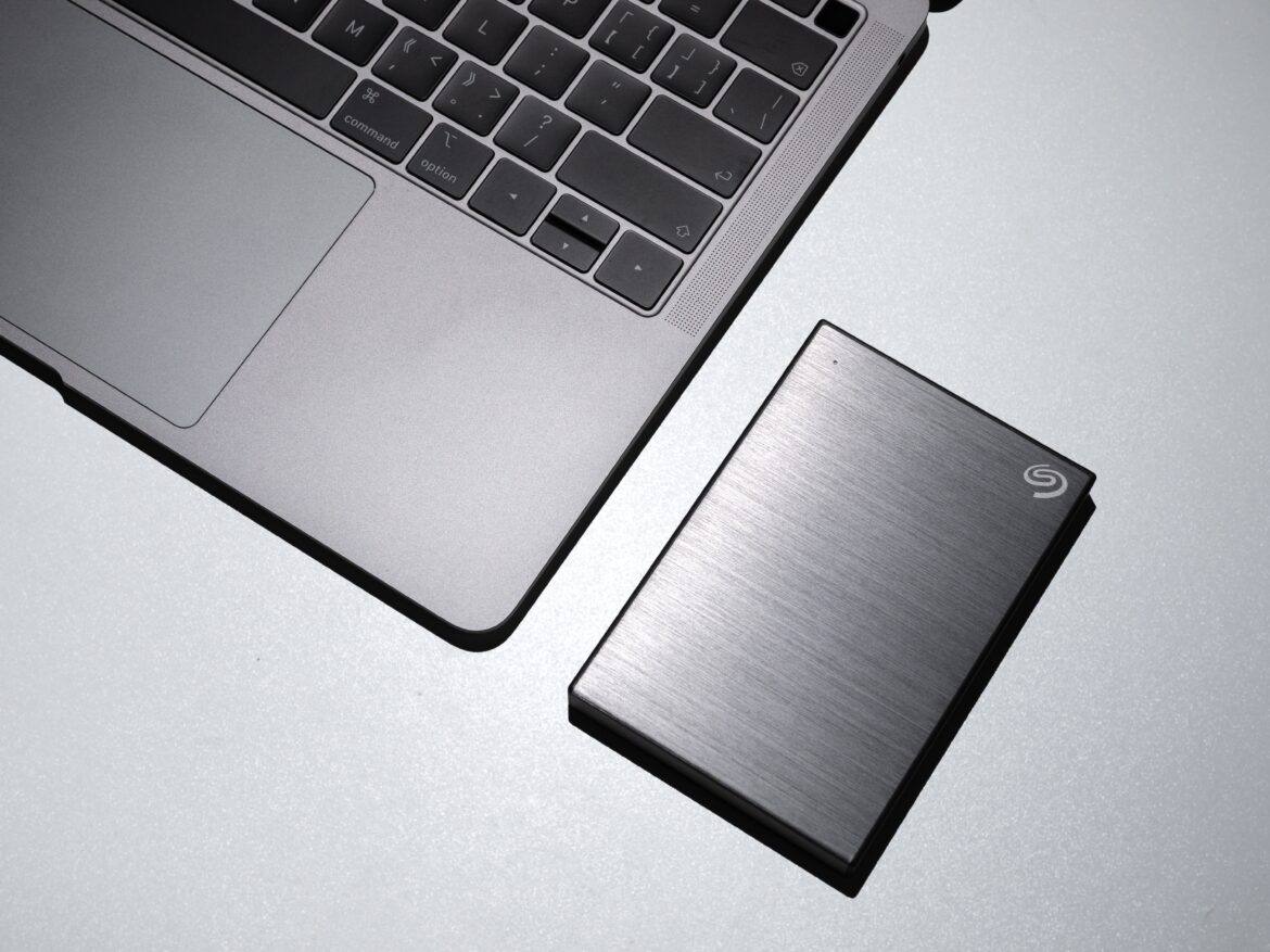 siyuan-hu-xEK3FiK6H3o-unsplash computer and backup hard drive