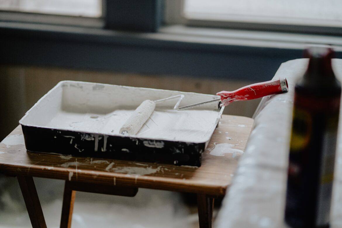 karl-solano-eQ-8iUrb07g-unsplash paint bucket with brush