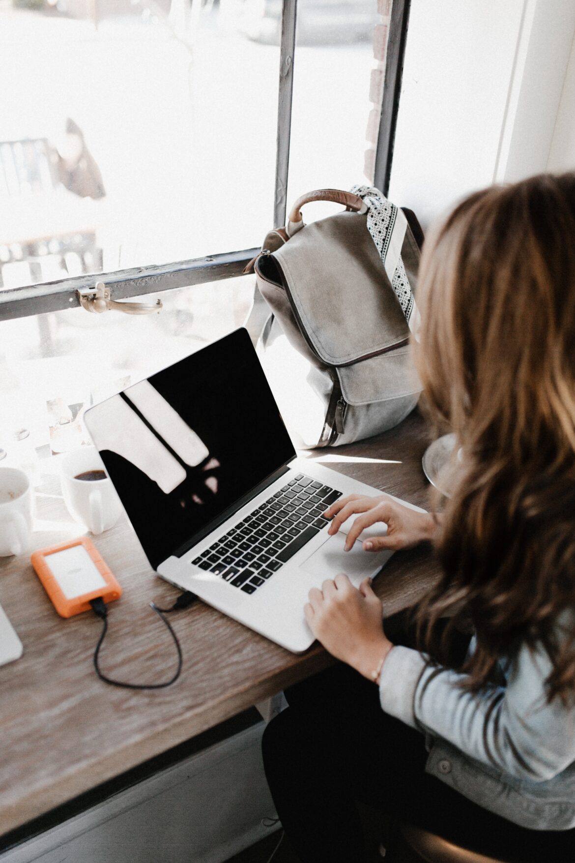 andrew-neel-ute2XAFQU2I-unsplash young woman looking at laptop