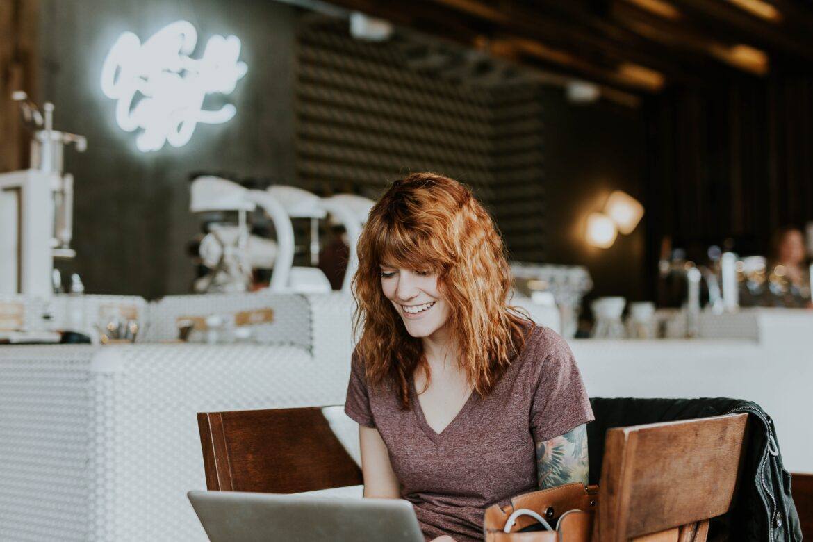 brooke-cagle-WHWYBmtn3_0-unsplash remote teacher interacting from a coffee shop
