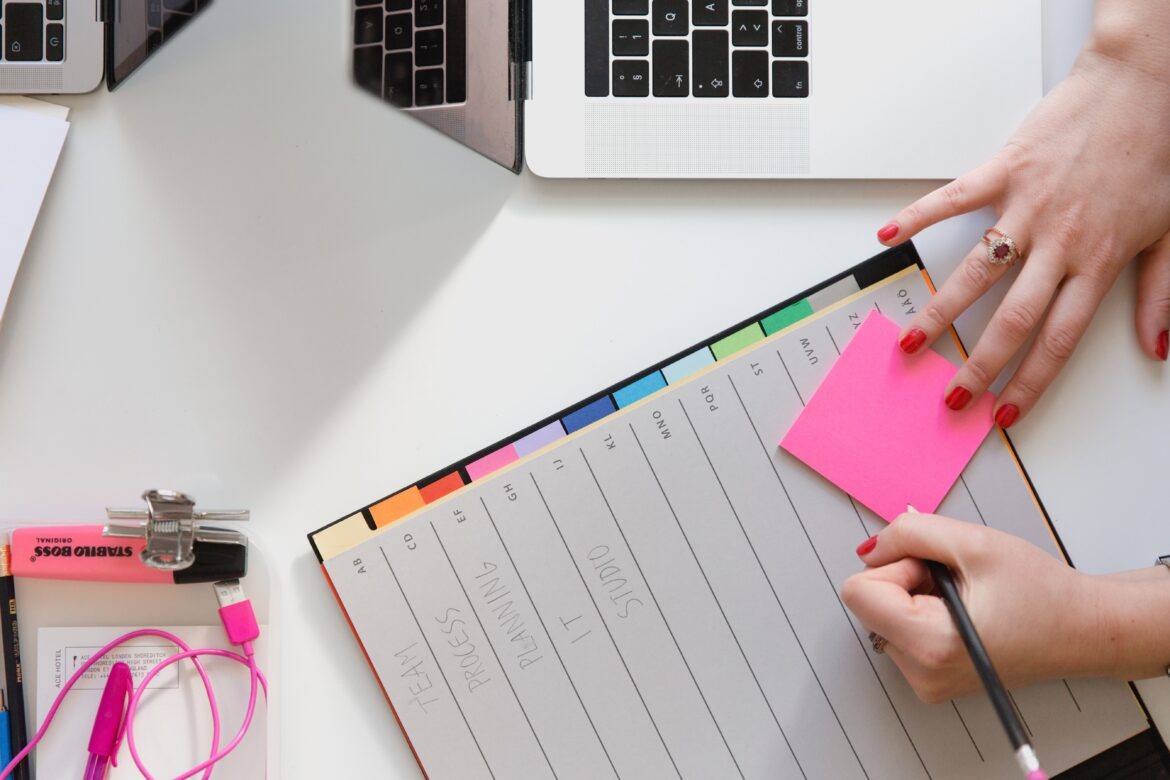 marten-bjork-rH8O0FHFpfw-unsplash woman writing in calendar