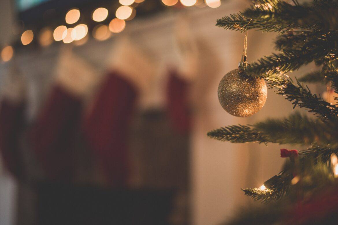 chad-madden-SUTfFCAHV_A-unsplash stockings and a tree